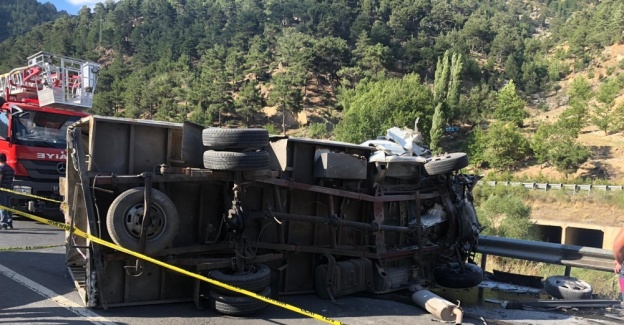 Adana'da otomobil ile kamyonetin çarpışması sonucu 4 kişi öldü