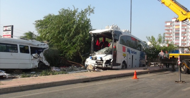 Mersin'de yolcu otobüsü devrildi: 37 yaralı