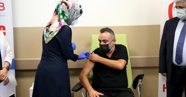 'TURKOVAC' aşısı faz 3 çalışması kapsamında Erciyes Üniversitesinde gönüllülere uygulanmaya başlandı
