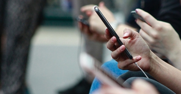 Akıllı telefonların bilinçsiz kullanımı 'tetik parmak' hastalığı riskini artırıyor