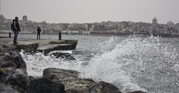 İstanbul'da tam fırtına etkili olurken, boğaz da gemi geçişlerine kapatıldı