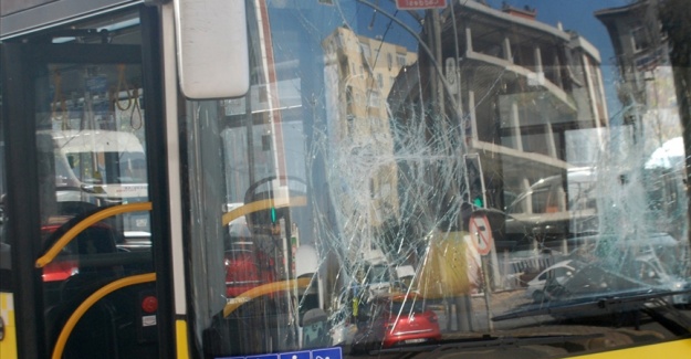 İETT otobüsü ile İBB hizmet aracının çarpışması sonucu 2 kişi yaralandı