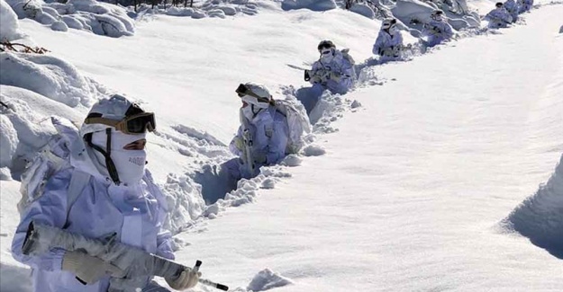 Kahraman komandolar Tunceli'nin karlı dağlarında teröristlerin izini sürüyor
