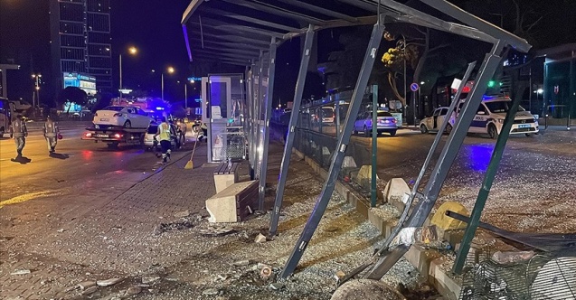 İstanbul'da bir aracın önce otomobile ardından otobüs durağına çarpması sonucu 5 kişi yaralandı