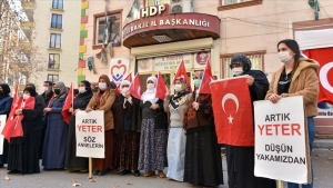 Diyarbakır annelerinden Gara'da 13 Türk vatandaşını şehit eden terör örgütü PKK'ya tepki