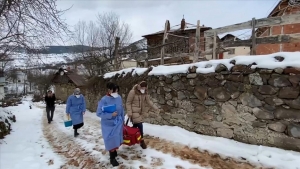 "Sağlık ordusu" karlı yolları aşarak Kovid-19 aşısı yapıyor