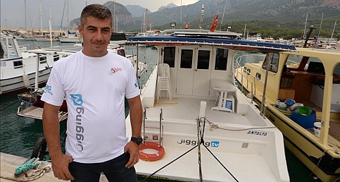 Antalya'da balıkçının oltasına 5 metrelik köpek balığı takıldı